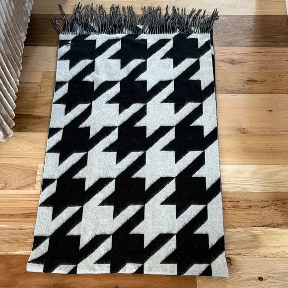 All Saints Spitalfields Black and White Houndstooth wool scarf or throw - Picture 4 of 6
